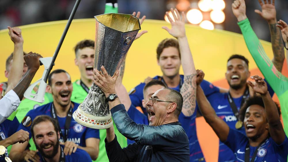 HLV Sarri hé mở tương lai sau khi cùng Chelsea vô địch Europa League