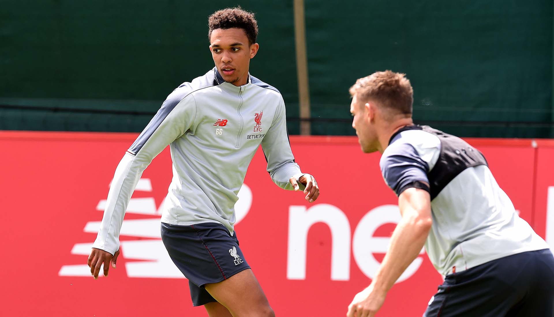 Sao trẻ Liverpool tập luyện trước trận chung kết Cúp C1 với mẫu giày Under Armour mới