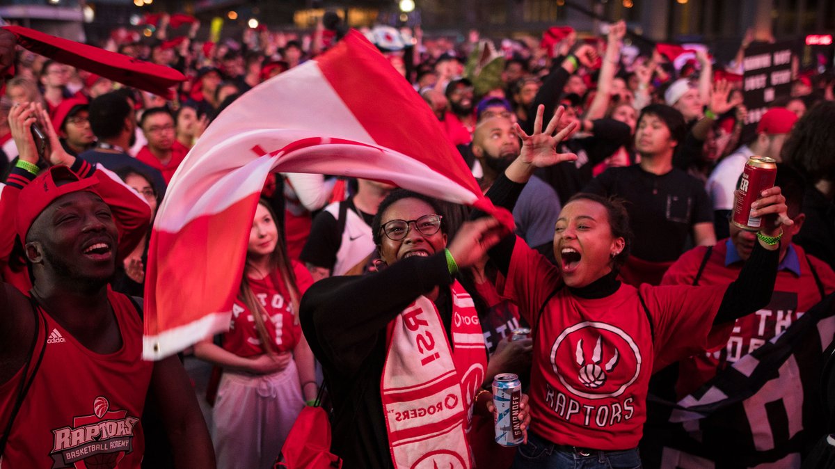 Fan Raptors bắn pháo hoa quấy rối trước khách sạn của Warriors lúc 3 giờ sáng: "Lầy" vậy ai chơi?