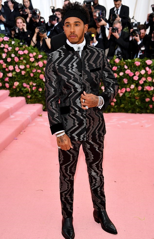 Chiêm ngưỡng thiết kế đẹp mắt của nhà vô địch F1 Lewis Hamilton tại Met Gala 2019 Chiêm ngưỡng thiết kế đẹp mắt của nhà vô địch F1 Lewis Hamilton tại Met Gala 2019
