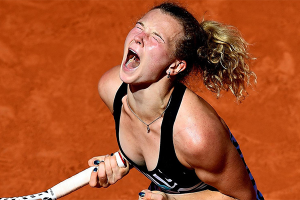 Số 1 đánh đôi Siniakova loại số 1 đánh đơn Osaka khỏi Roland Garros!