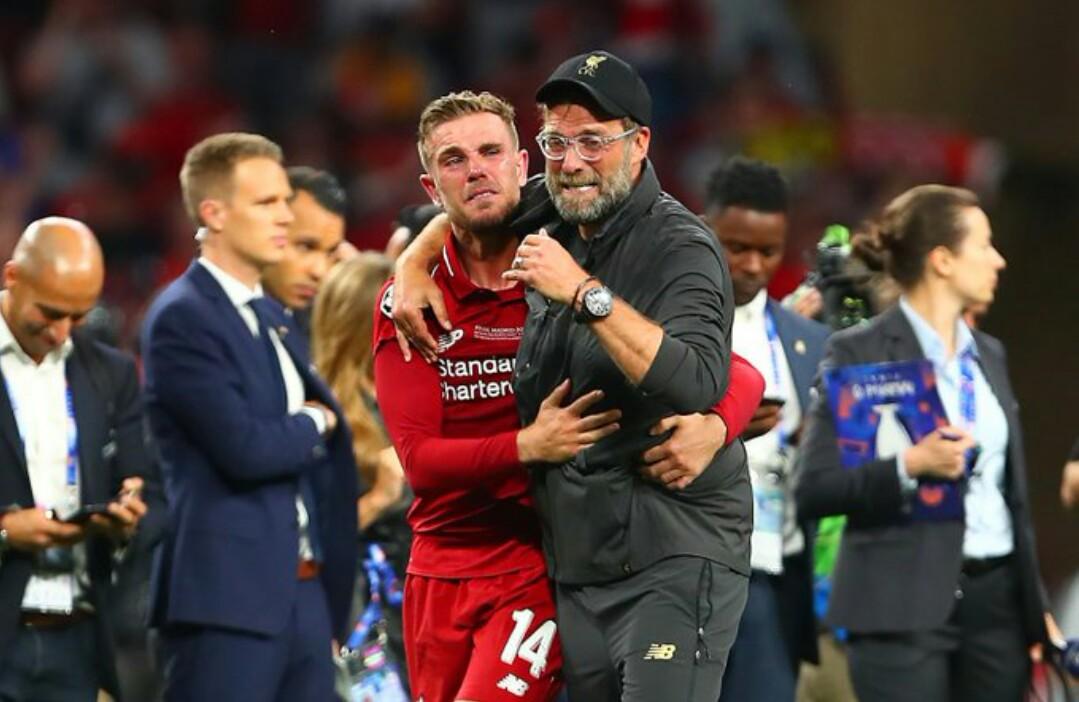 Xúc động với khoảnh khắc ăn mừng và lời chia sẻ của HLV Klopp cùng đội trưởng Henderson sau khi lên ngôi vương