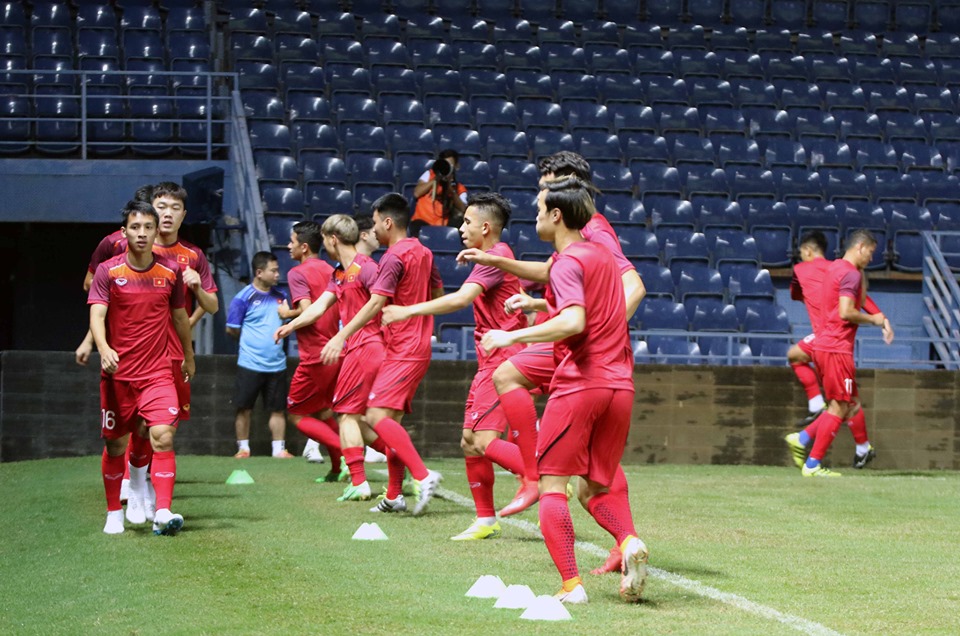Chùm ảnh: ĐT Việt Nam làm quen mặt sân tại King's Cup 2019