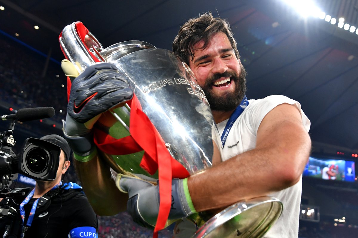HLV thủ môn Liverpool nói về cách Alisson “hoàn phí chuyển nhượng” cho CLB