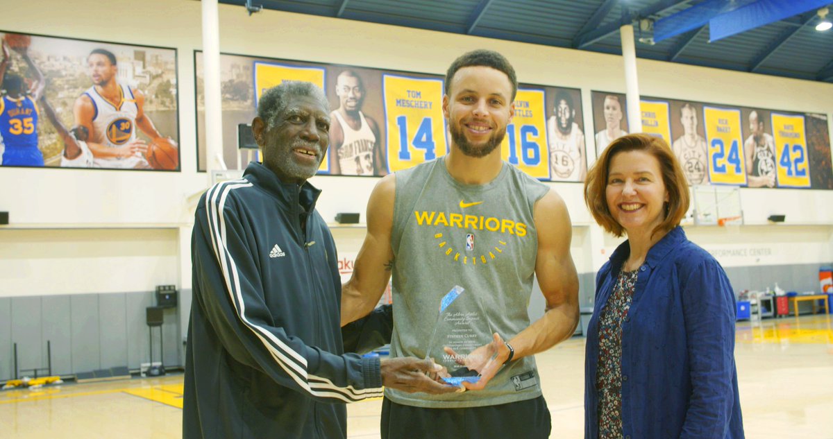 Không chỉ gánh team tại NBA Finals, Stephen Curry mới đây còn nhận được giải thưởng danh giá