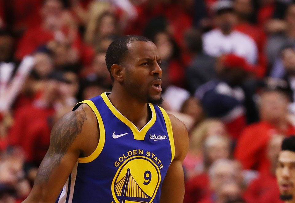 Lão tướng Andre Iguodala và quả 3 điểm oan nghiệt khiến Raptors thua ngược trên sân nhà