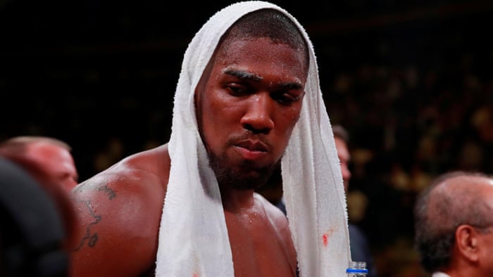 Vì sao trọng tài xử Andy Ruiz Jr thắng dù Joshua đã đứng dậy?