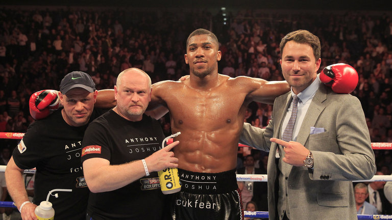 Anthony Joshua đã phải ngăn cản cha "nói chuyện" với Eddie Hearn