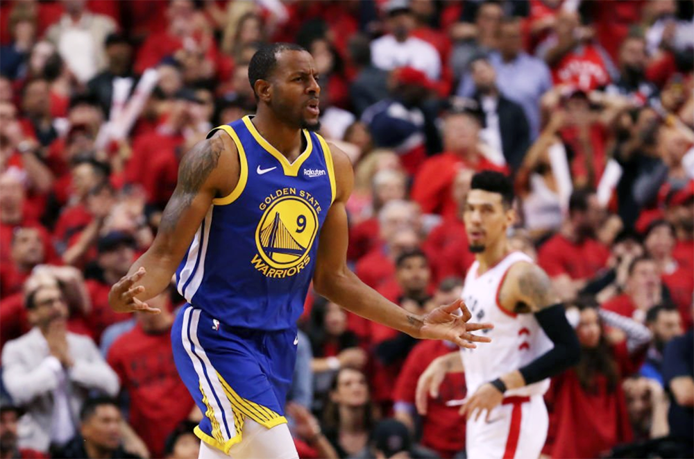 Hội trọng tài NBA xác nhận quả 3 điểm của Andre Iguodala đáng lẽ đã không được công nhận