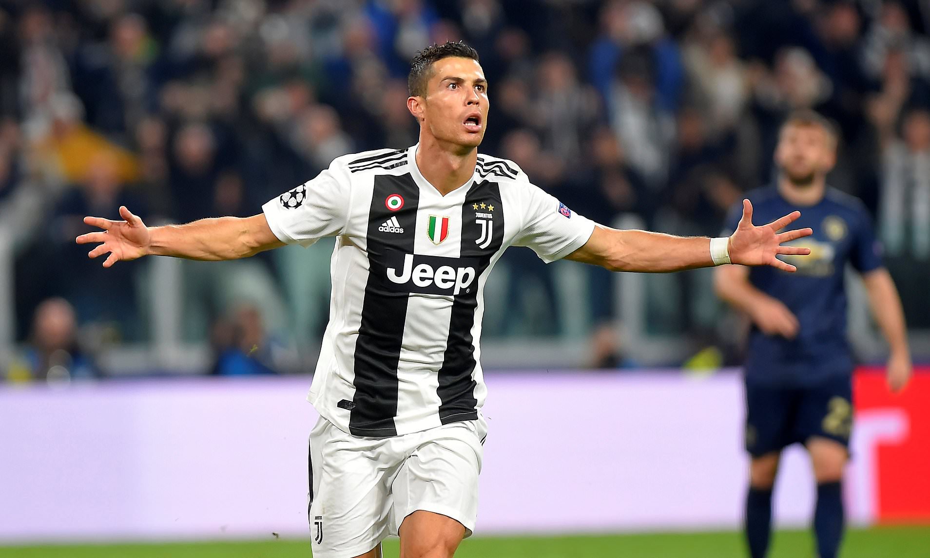 Ronaldo giật giải "Bàn thắng đẹp nhất Champions League” nhờ siêu phẩm xé lưới MU