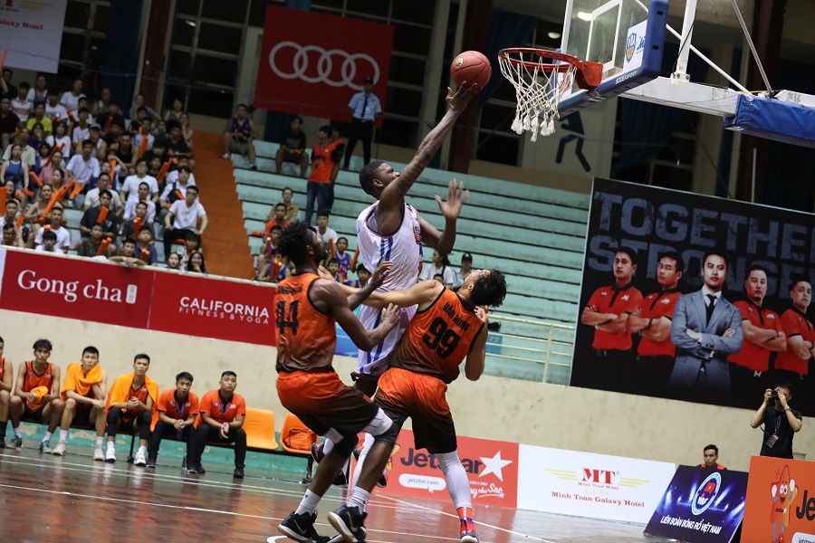 Vừa ôm lưng vừa thi đấu McKay giúp Hanoi Buffaloes đả bại Danang Dragons