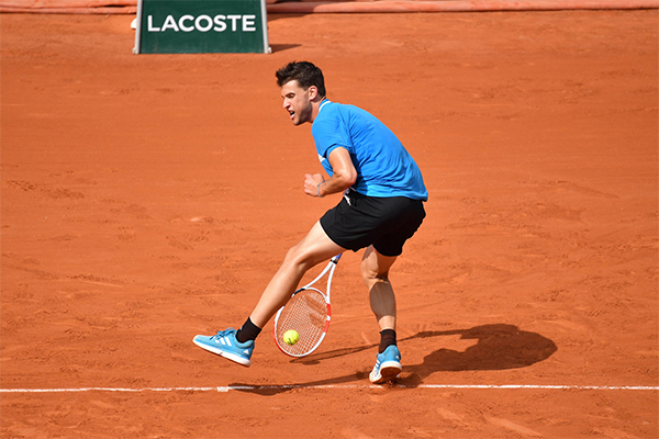 Dominic Thiem phản đòn điệu nghệ tới mức Gael Monfils phải vỗ tay khen