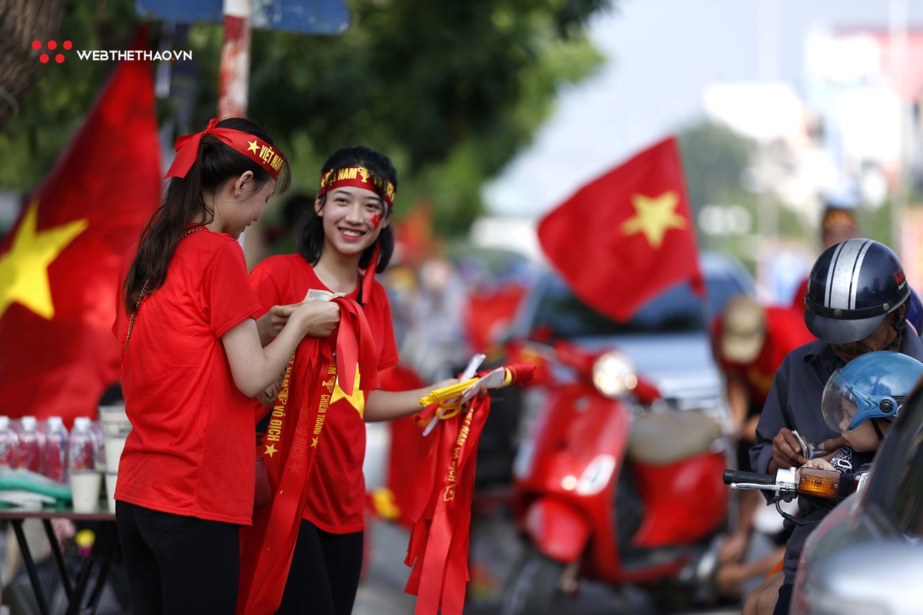 Chùm ảnh: Những cô gái bán cờ xinh đẹp hâm nóng sân Việt Trì trước trận U23 Việt Nam