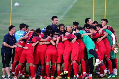 Tuyển thủ Việt Nam "đốt mắt" fan trước thềm chung kết King's Cup 2019
