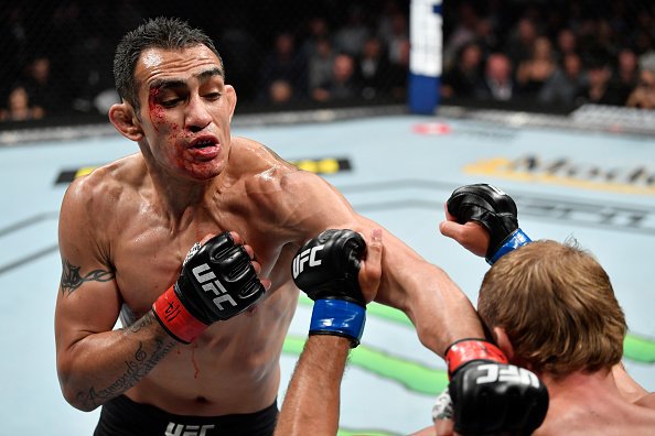 Cộng đồng mạng nói gì khi Donald Cerrone vs. Tony Ferguson phải kết thúc theo yêu cầu bác sĩ?