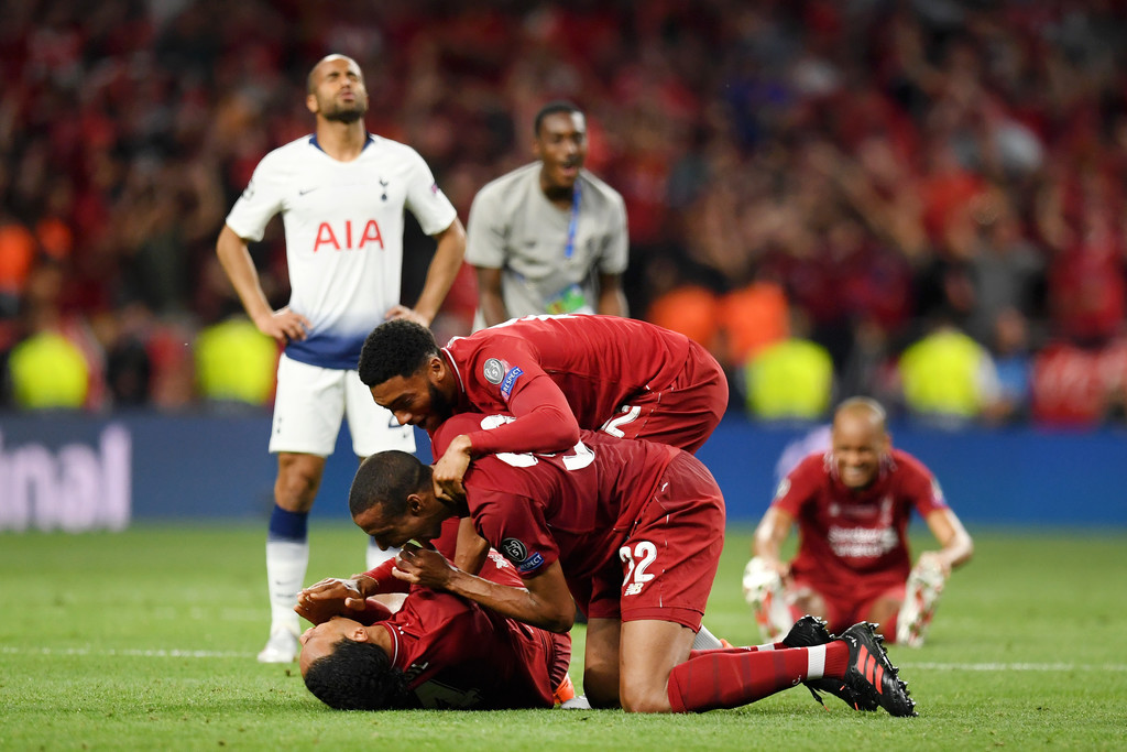 NHM Liverpool chọn ai đá cặp với Van Dijk mùa tới?