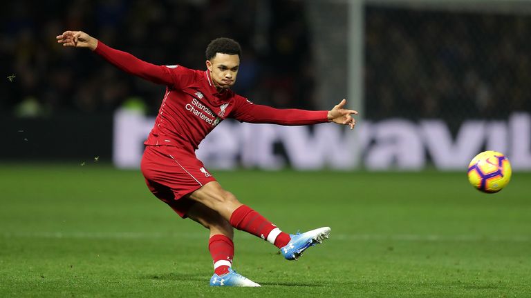 Alexander-Arnold được so sánh thế nào với huyền thoại tạt bóng Beckham?