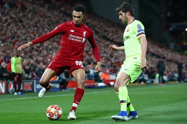 Alexander-Arnold được so sánh thế nào với huyền thoại tạt bóng Beckham?