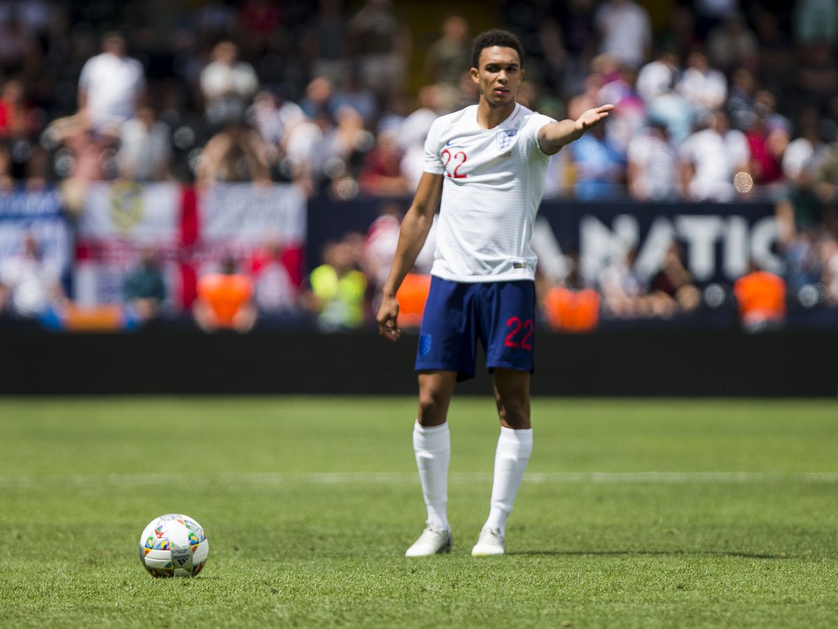 Alexander-Arnold được so sánh thế nào với huyền thoại tạt bóng Beckham?