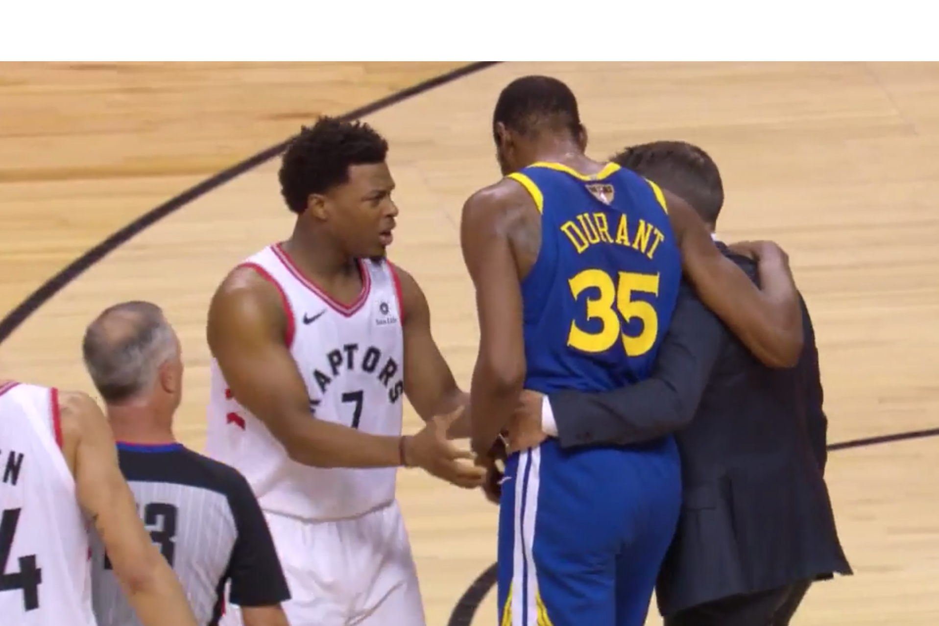 Hàng triệu trái tim CĐV Golden State Warriors tan vỡ khi thấy Kevin Durant lại tập tễnh rời sân