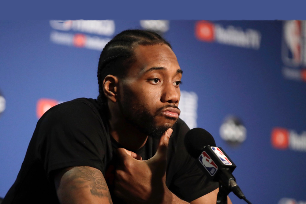 Người tưởng chừng "sắt đá" như Kawhi Leonard cũng phải mủi lòng khi nhìn thấy Kevin Durant ngã xuống ở bên kia sân