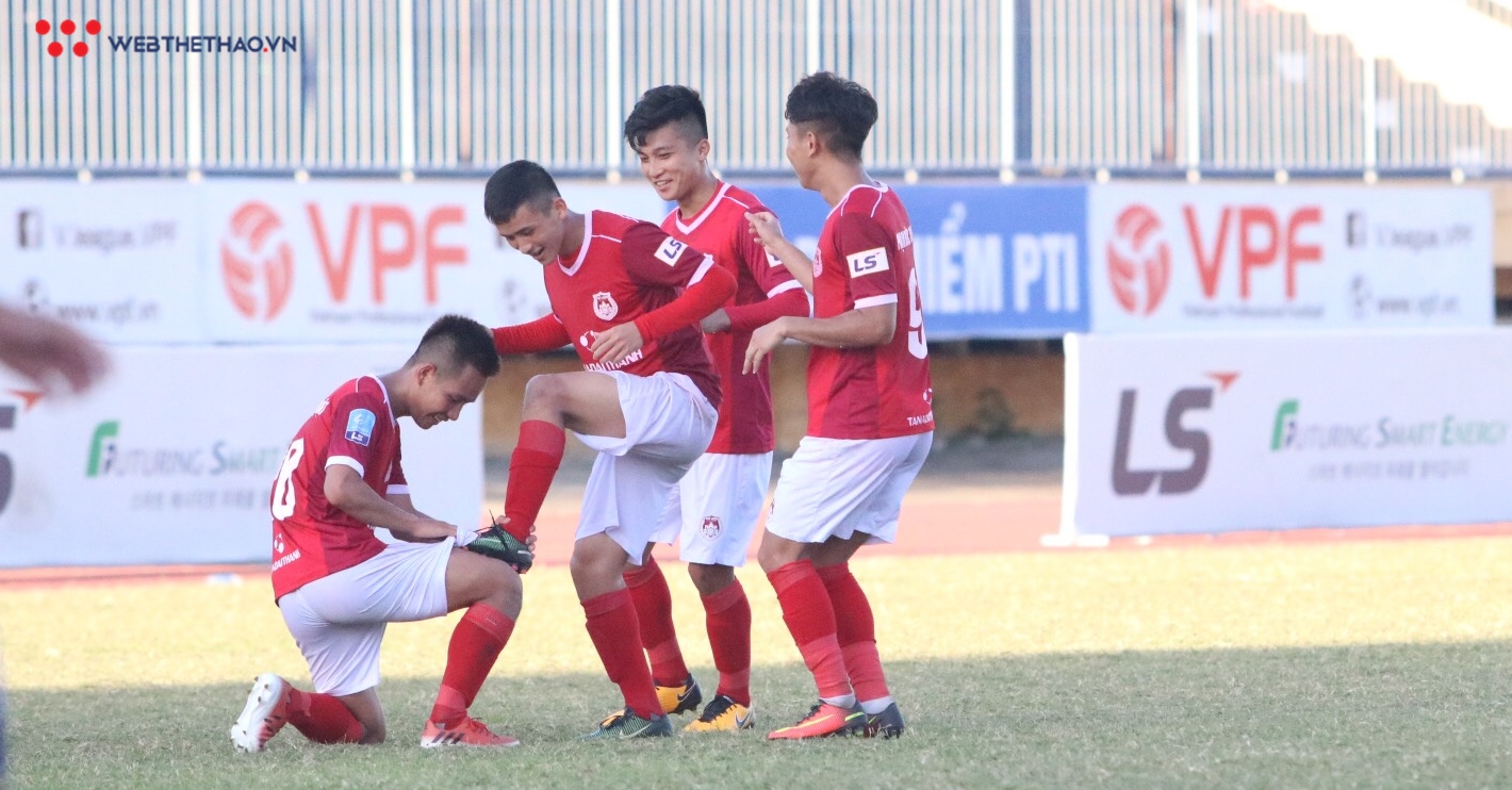 Vòng 10 hạng Nhất 2019: Hà Tĩnh thể hiện đẳng cấp, Huế thua đậm trận cầu đinh