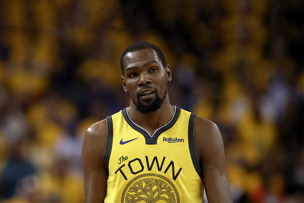 Thấy Kevin Durant dính chấn thương, Golden State Warriors dự định trả ơn bằng "món quà" chưa từng thấy trong lịch sử