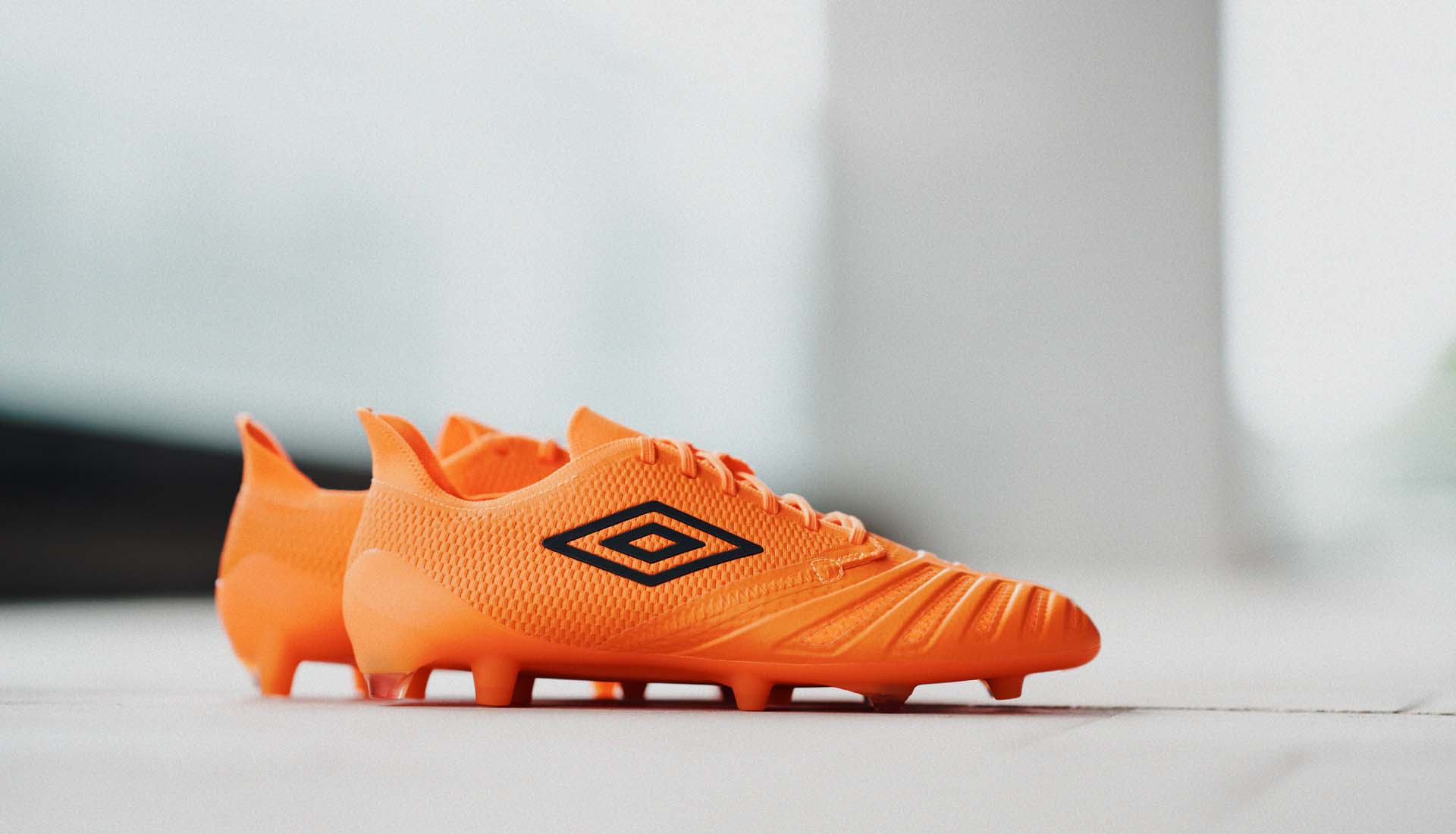 Mẫu giày UX Accuro III công nghệ D3O của Umbro