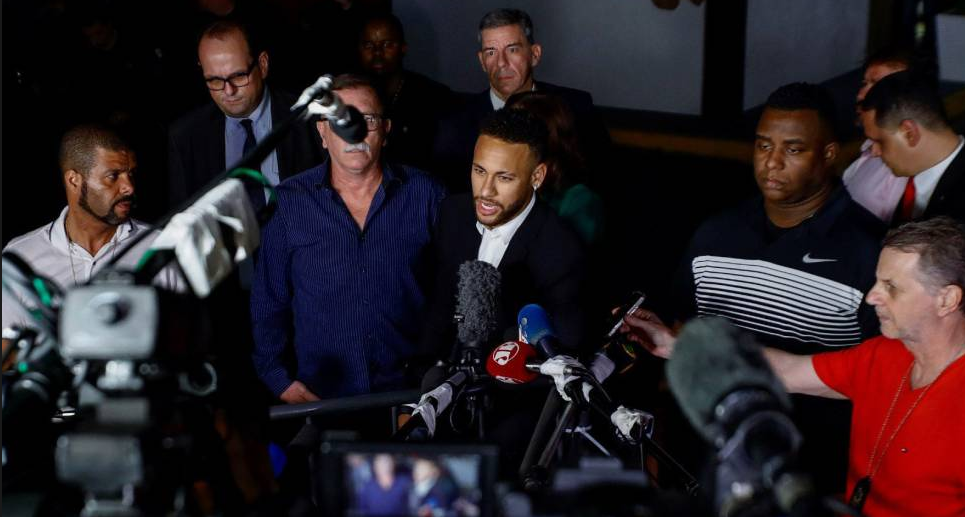 Neymar nói gì khi phải chống nạng đi trả lời thẩm vấn cáo buộc hiếp dâm?