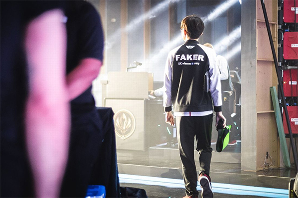 Yasuo của Faker tỏa sáng, SKT vẫn lún sâu vào khủng hoảng!