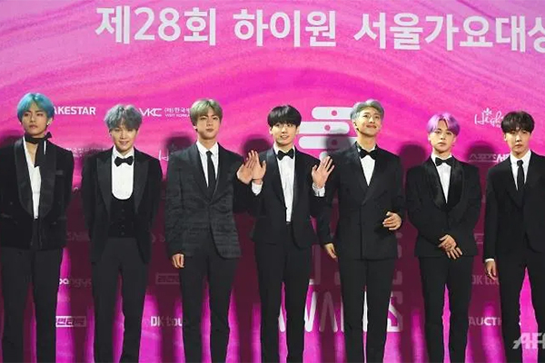 K-Pop phá hỏng sân Stade de France: Chuyện nhỏ!