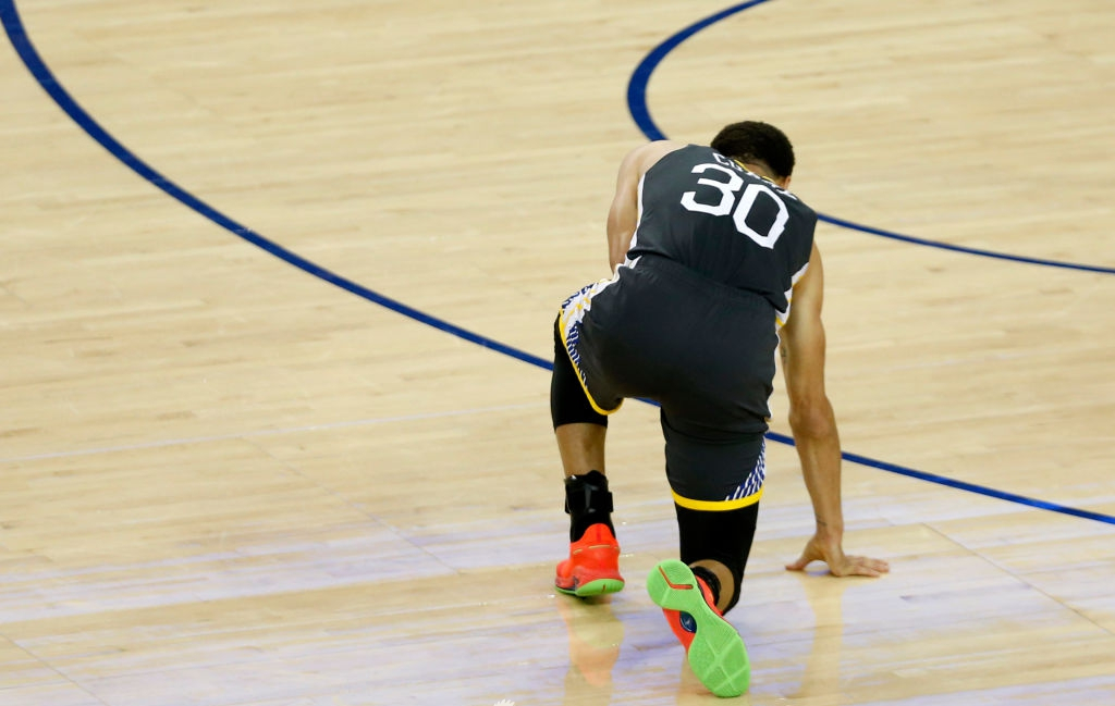 Thấy Klay và Durant chấn thương, Curry đấm vào tường vì thất vọng bản thân
