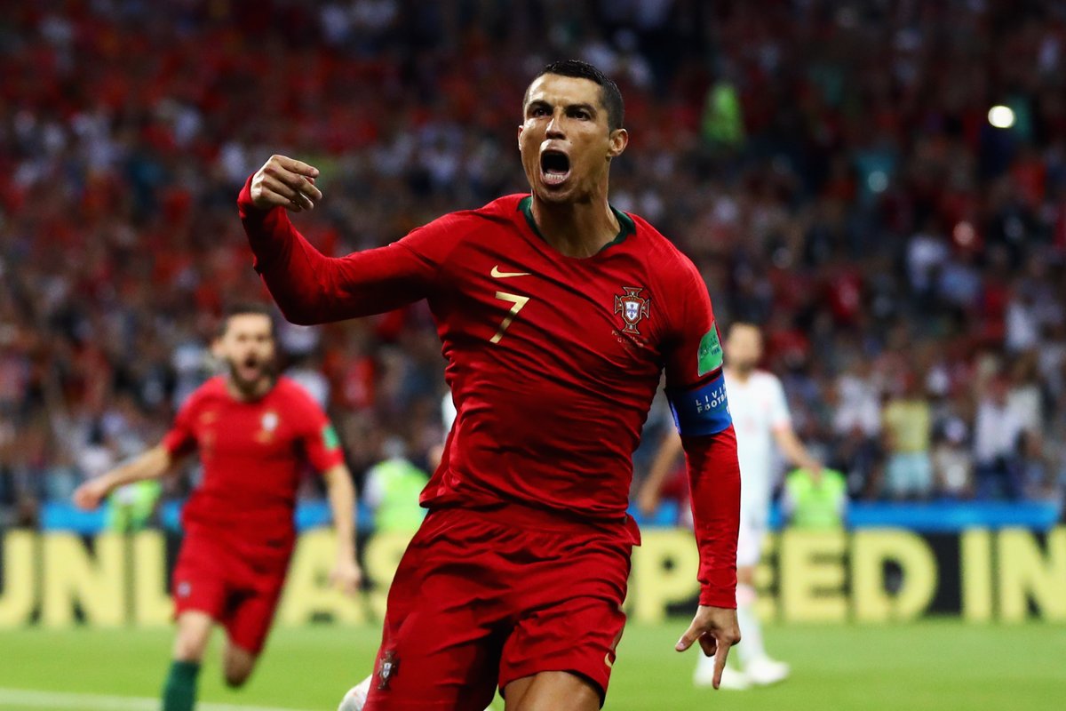 Bằng chứng cho thấy Ronaldo đang “gánh” đội tuyển nhiều hơn Messi
