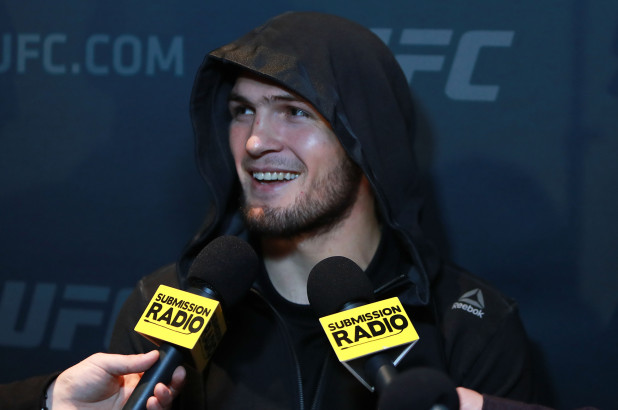 Khabib Nurmagomedov trêu cổ động viên bóng đá Barcelona
