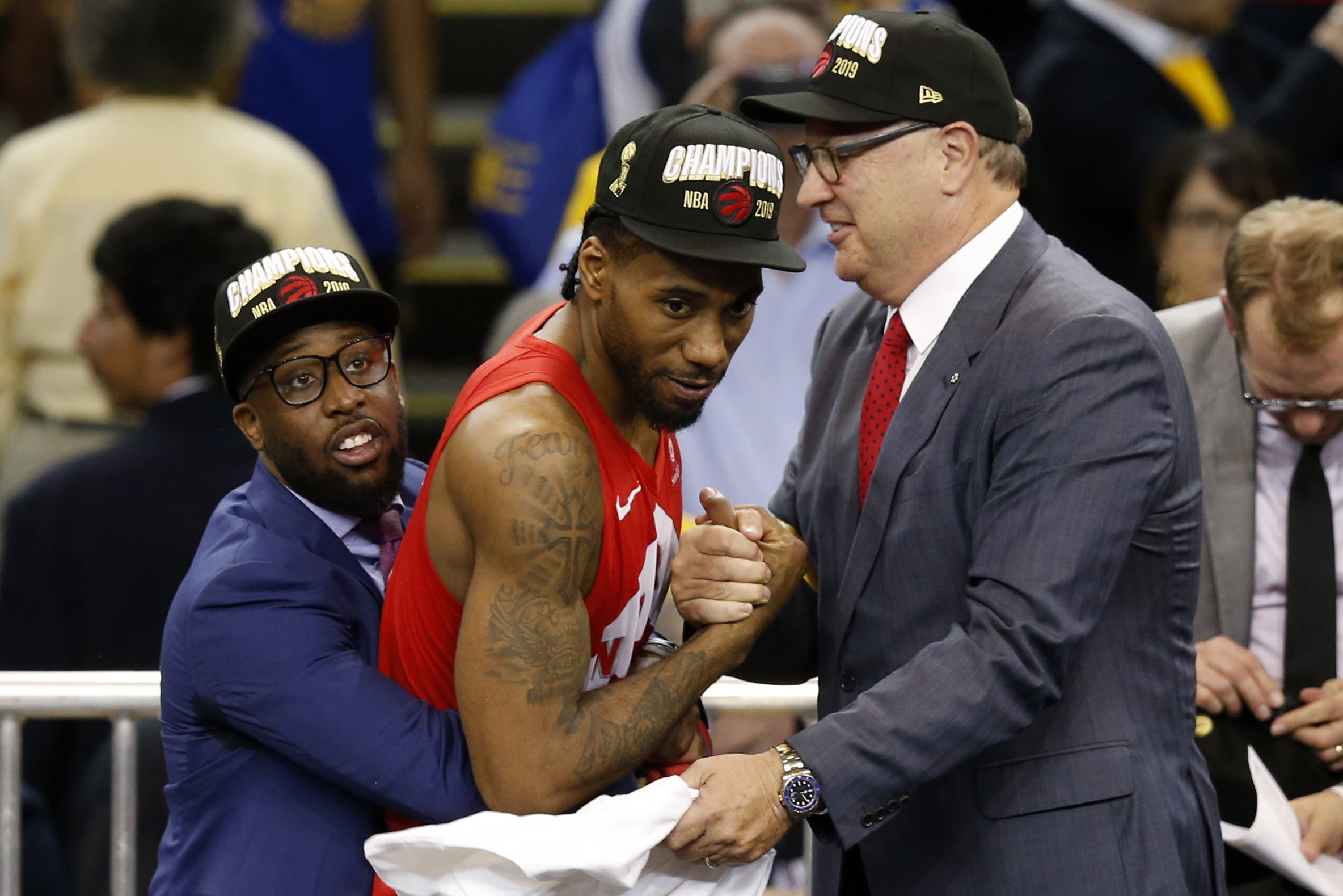 Kawhi Leonard khẳng định không chỉ Warriors, cả Raptors cũng phải cắn răng thi đấu dù đang chấn thương Kawhi Leonard khẳng định không chỉ Warriors, cả Raptors cũng phải cắn răng thi đấu dù đang chấn thương