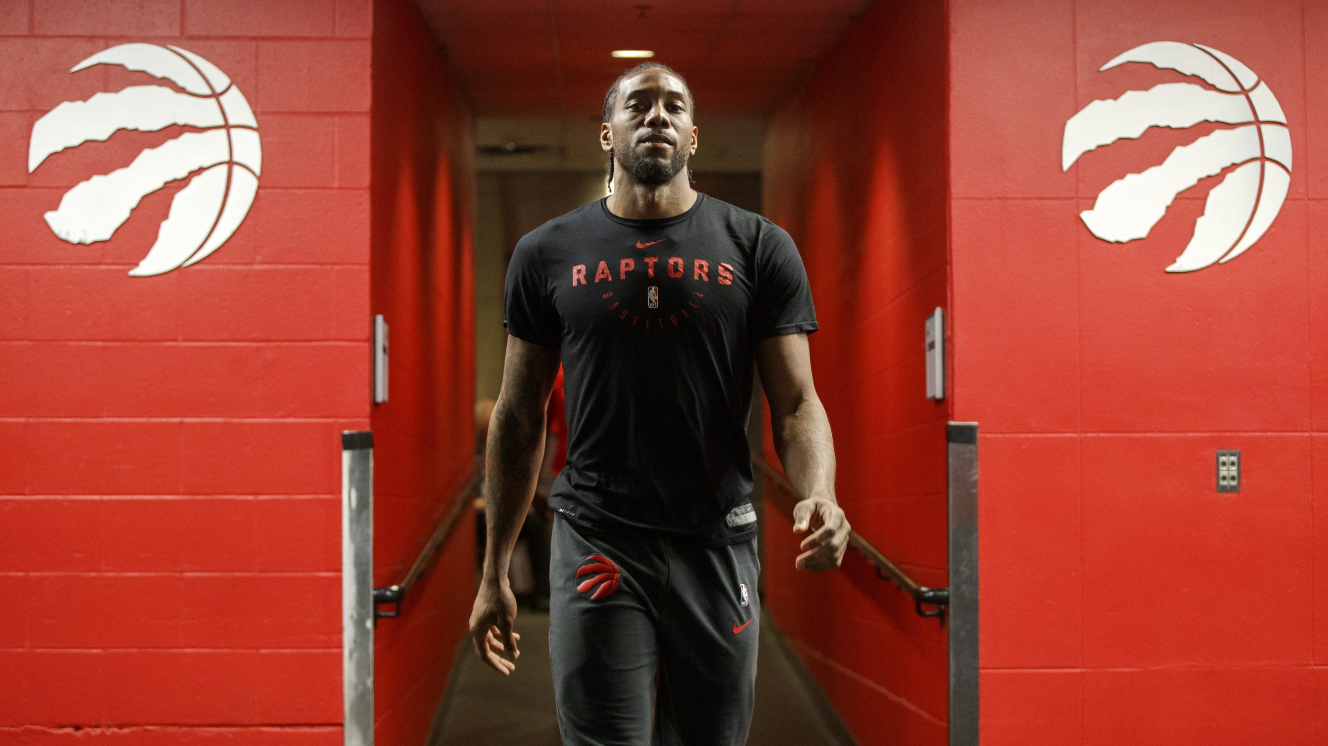 Kawhi Leonard khẳng định không chỉ Warriors, cả Raptors cũng phải cắn răng thi đấu dù đang chấn thương