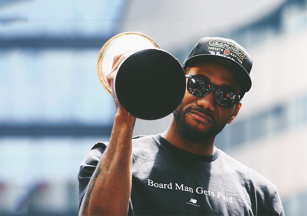Kawhi Leonard lại khiến cư dân mạng phát cuồng với "nụ cười huỷ diệt" tại buổi diễu hành vô địch 2019