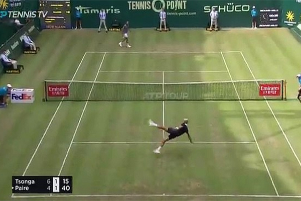 Jo-Wilfried Tsonga và Benoit Paire nổi hứng đá bóng ở Halle Open