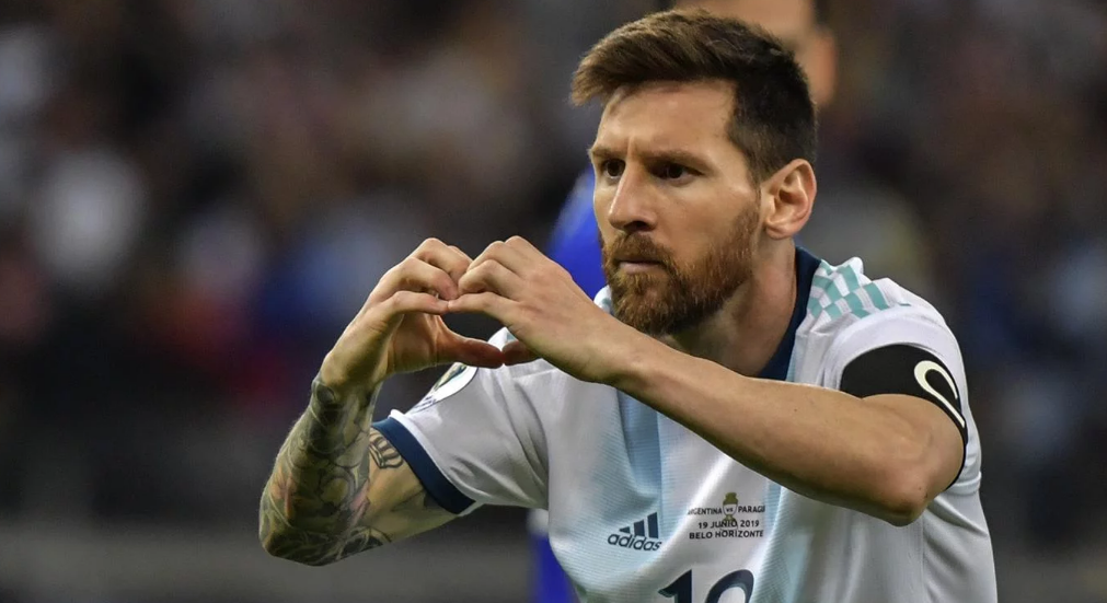 Giải mã ý nghĩa hành động ăn mừng của Messi sau khi giúp ĐT Argentina thoát thua