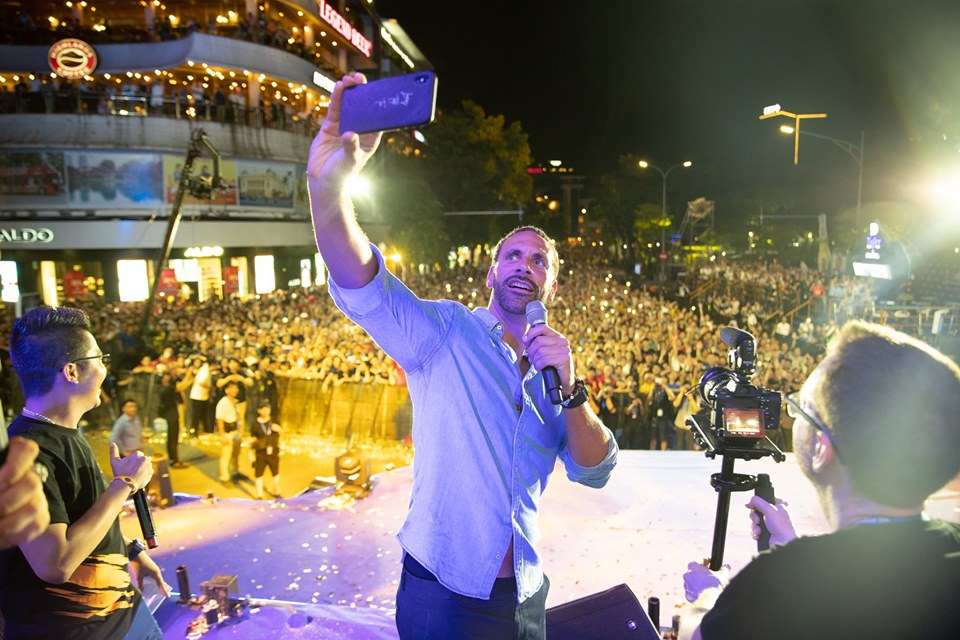 Rio Ferdinand và các cựu danh thủ Việt Nam "quậy nát" phố đi bộ hồ Gươm