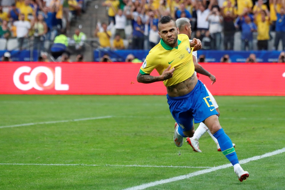 Dani Alves cân bằng thành tích của "Vua bóng đá" Pele ở ĐT Brazil