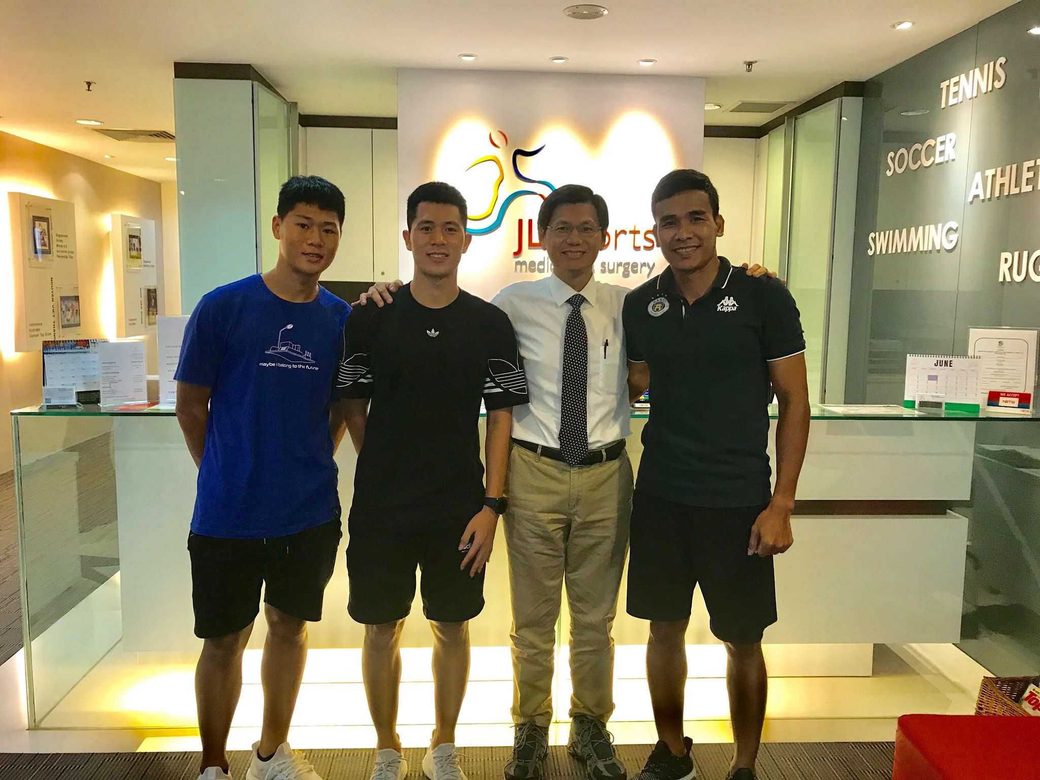 Thông tin mới về Đình Trọng ở Singapore trước khi lên bàn mổ