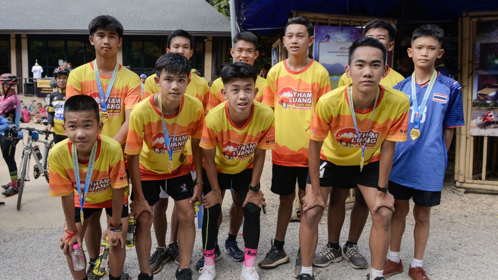 Đội bóng nhí Thái Lan chạy marathon kỷ niệm một năm ngày mắc kẹt trong hang