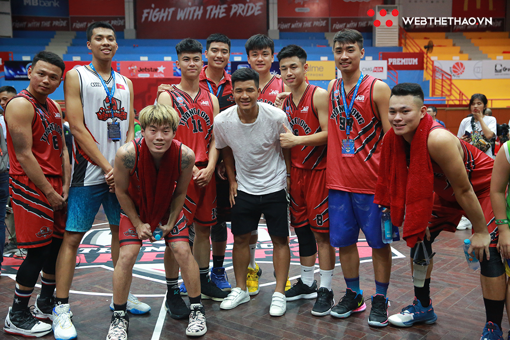 Hà Đức Chinh không thể rời mắt khỏi trận đấu siêu kịch tính giữa Thang Long Warriors và Cantho Catfish
