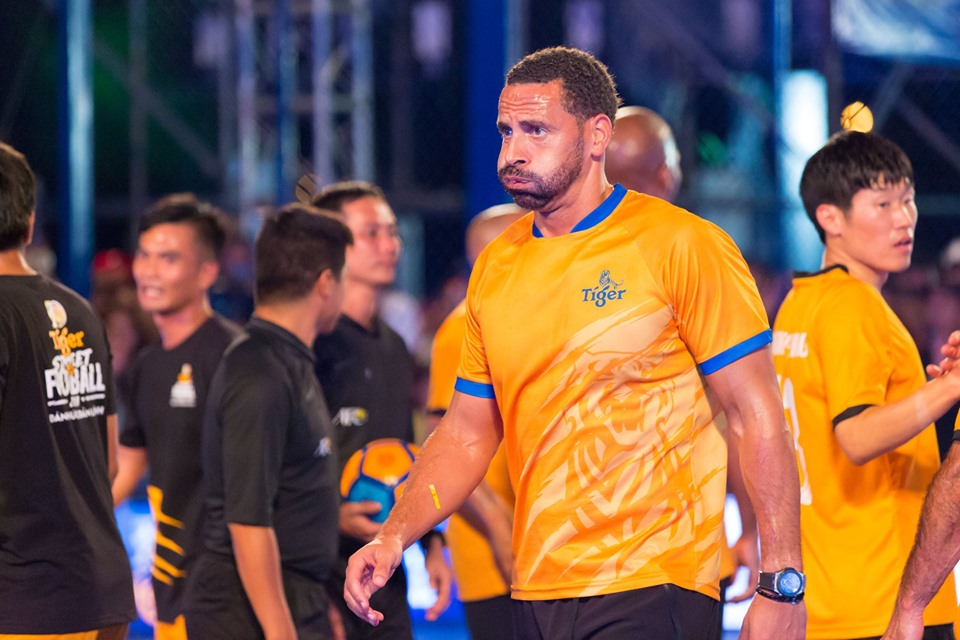 Rio Ferdinand đối đầu nhà vô địch "phủi" Việt Nam và cái kết không thể khác hơn