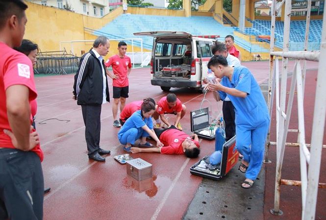 Trọng tài FIFA điều khiển ở V.League ngất xỉu khi kiểm tra thể lực vì… thiếu nước