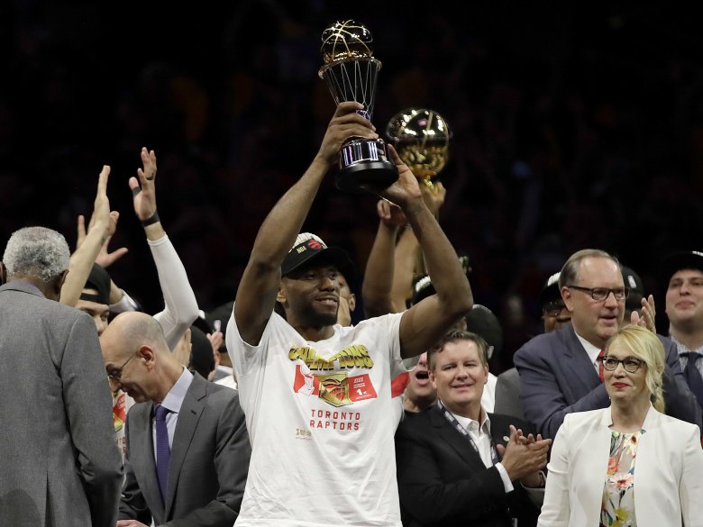Chủ tịch Toronto Raptors báo tin mừng về thương vụ Kawhi Leonard