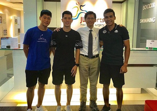 Hành động xúc động của Đình Trọng sau ca phẫu thuật