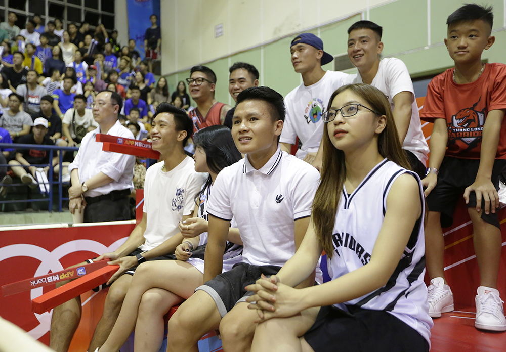 Quang Hải, Văn Hậu, Tiến Dũng khuấy động NTĐ Bách Khoa trong trận derby rực lửa