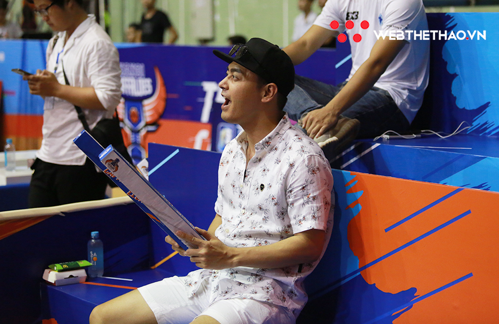 MC Phan Anh cùng dàn hot boy 5S Online không thể rời mắt khỏi trận derby Thủ đô